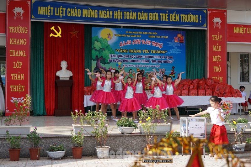 “Vầng trăng yêu thương” đầy nhân ái tại Trường Tiểu học Giang Biên