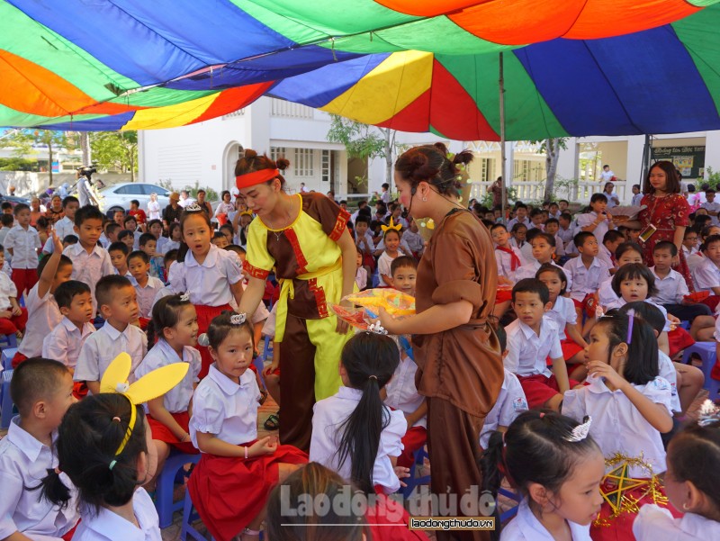 “Vầng trăng yêu thương” đầy nhân ái tại Trường Tiểu học Giang Biên