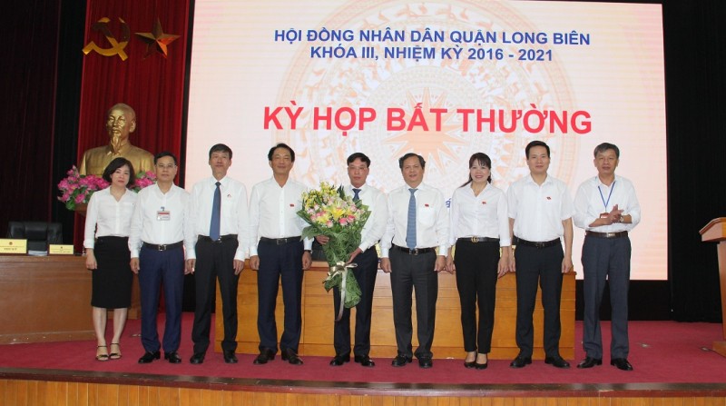 Ông Nguyễn Mạnh Hà được bầu giữ chức vụ Chủ tịch Uỷ ban nhân dân quận Long Biên