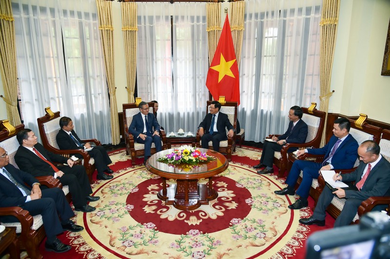 Phó Thủ tướng Phạm Bình Minh trao Huân chương Lao động hạng Nhất cho Đại sứ Lào