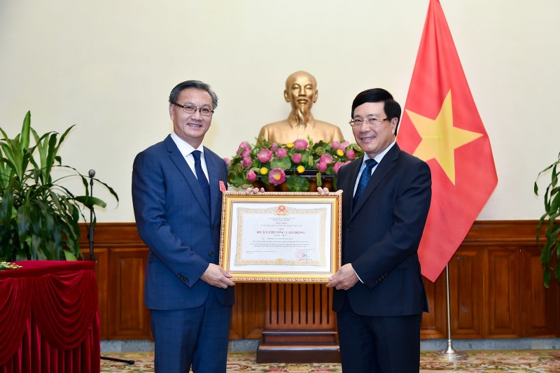 Phó Thủ tướng Phạm Bình Minh trao Huân chương Lao động hạng Nhất cho Đại sứ Lào