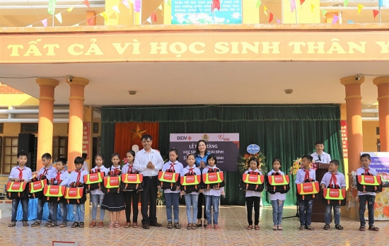 Trao tặng 5000 cặp phao cứu sinh tới học sinh tại 10 địa phương nhân dịp năm học mới