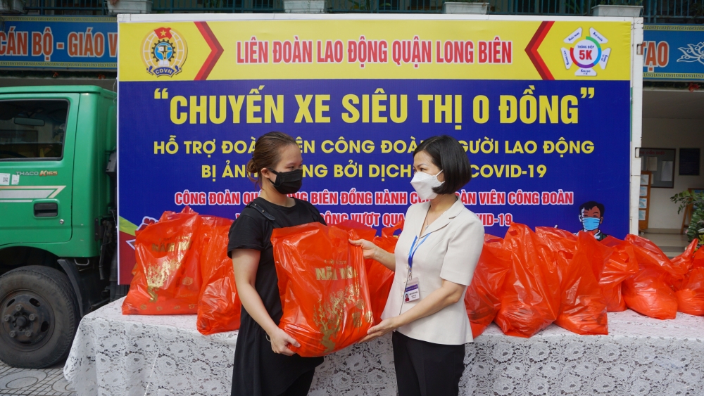 Thêm 419 phần quà “An sinh Công đoàn” đến với giáo viên, người lao động khó khăn quận Long Biên