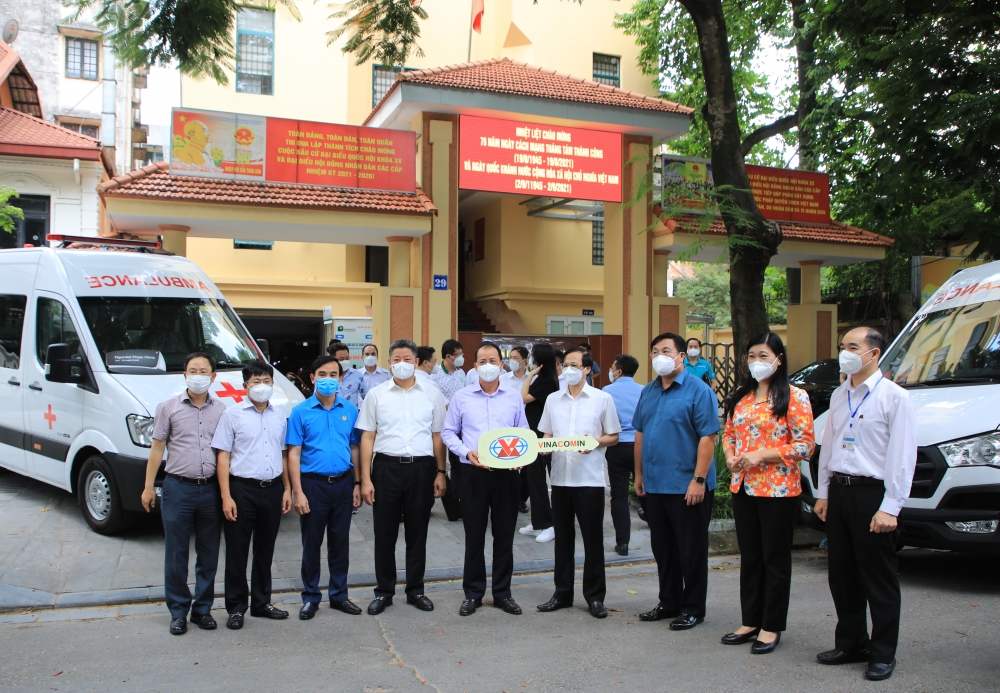 Chuyển giao 3 xe cứu thương cho quận Hoàng Mai để phục vụ công tác phòng, chống dịch