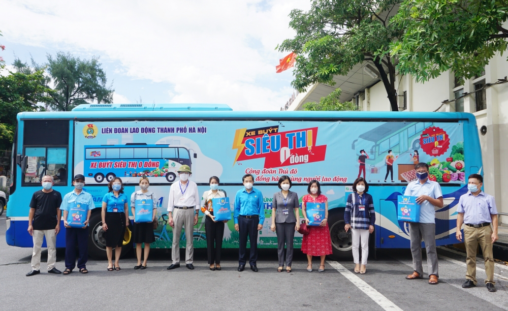 “Xe buýt siêu thị 0 đồng” mang 1.000 phần quà động viên công nhân lao động Long Biên