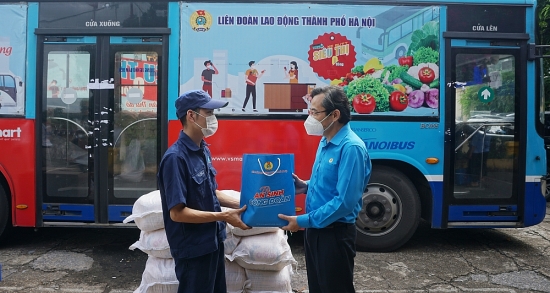“Xe buýt siêu thị 0 đồng” mang 1.000 phần quà động viên công nhân lao động Long Biên