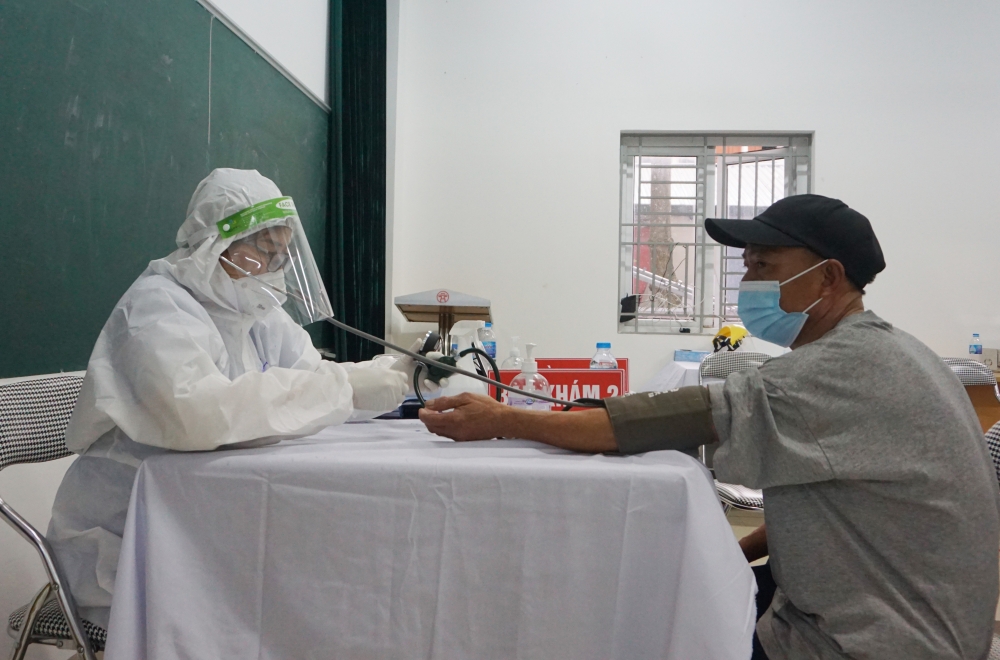 Đoàn y, bác sĩ Bắc Giang "thần tốc" chia lửa với quận Long Biên trong ngày đầu tiêm chủng và xét nghiệm diện rộng