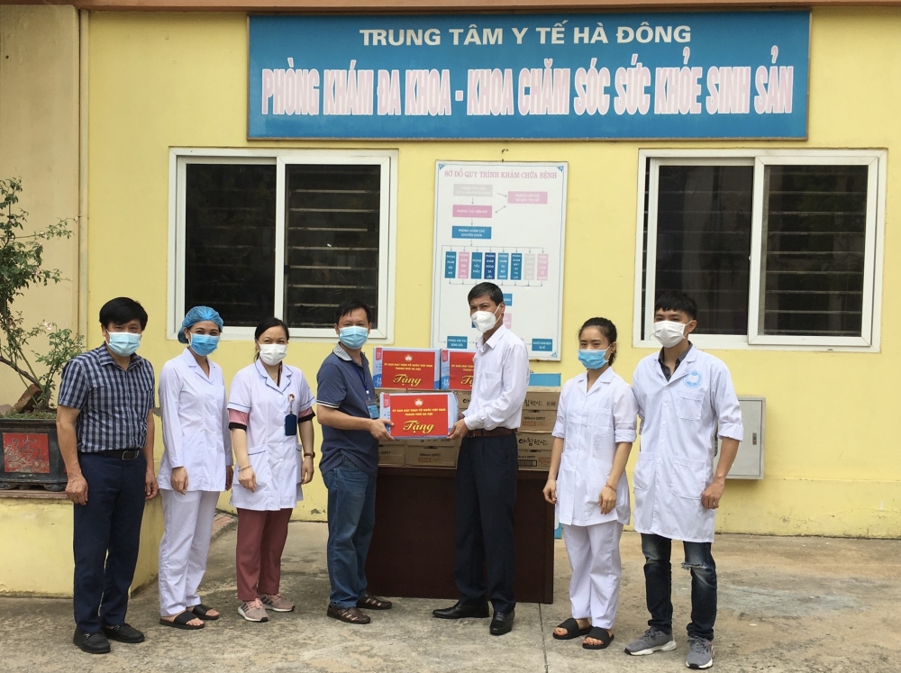 Lãnh đạo Ủy ban MTTQ Việt Nam thành phố Hà Nội thăm, động viên y, bác sĩ tuyến đầu chống dịch