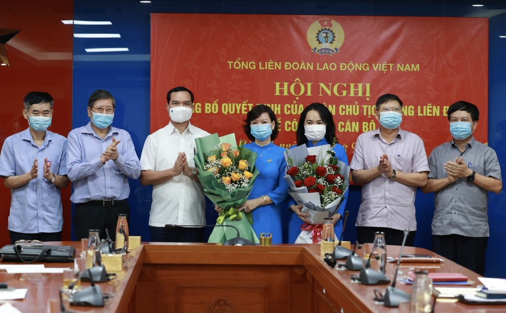 Tổng LĐLĐ Việt Nam trao Quyết định bổ nhiệm Trưởng Ban Tuyên giáo và Ban Quan hệ lao động