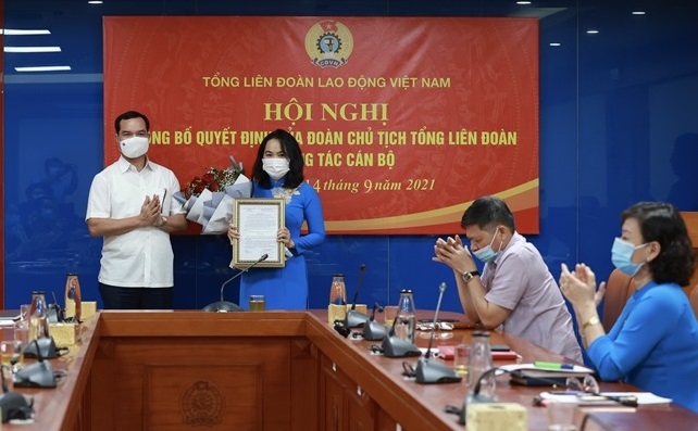 Tổng LĐLĐ Việt Nam trao Quyết định bổ nhiệm Trưởng Ban Tuyên giáo và Ban Quan hệ lao động