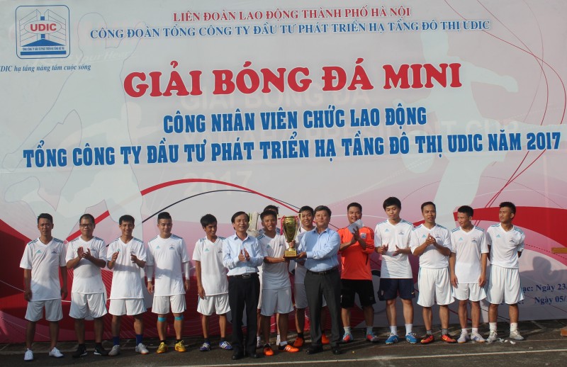 Đội bóng Công ty Mẹ đoạt Cúp Giải bóng đá mini UDIC năm 2017