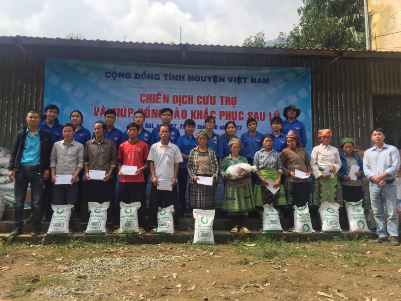 Cộng đồng tình nguyện Việt Nam chia sẻ với người dân vùng lũ Yên Bái
