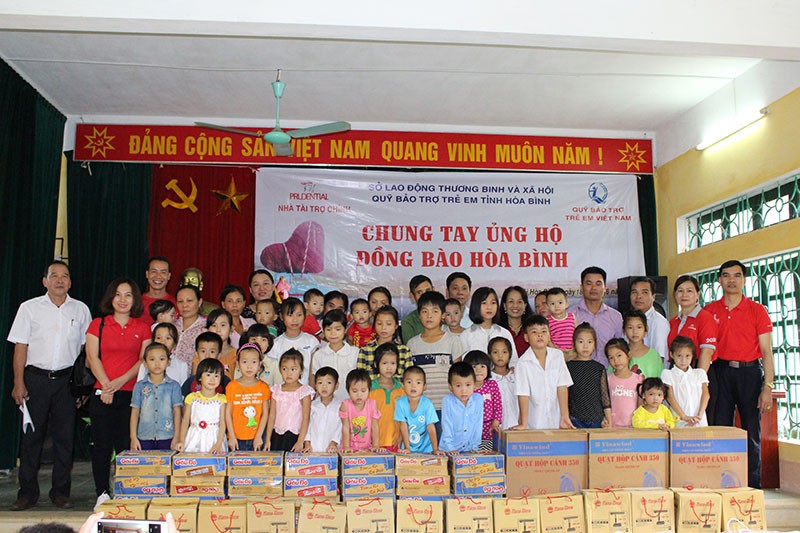 Trao hỗ trợ tới 400 gia đình có em nhỏ bị thiệt hại do thiên tai