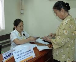 Quận Long Biên: Dần hoàn thiện quy trình chi trả lương hưu qua thẻ