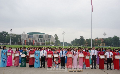 Cán bộ nữ công, đoàn viên tiêu biểu quận Long Biên báo công dâng Bác