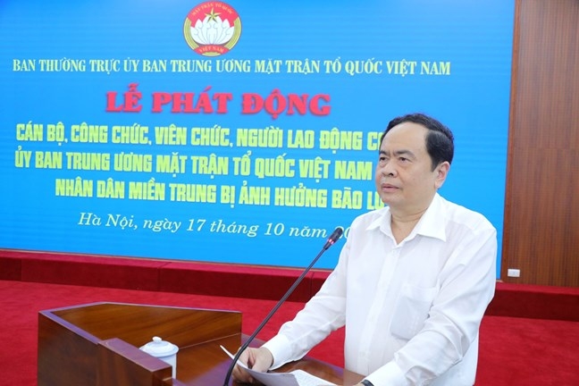 Đoàn viên, người lao động Ủy ban Trung ương Mặt trận Tổ quốc Việt Nam ủng hộ đồng bào miền Trung