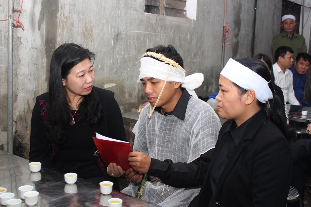 Lãnh đạo Ủy ban Mặt trận Tổ quốc thành phố Hà Nội thăm, động viên vợ con liệt sĩ Nguyễn Hữu Hùng