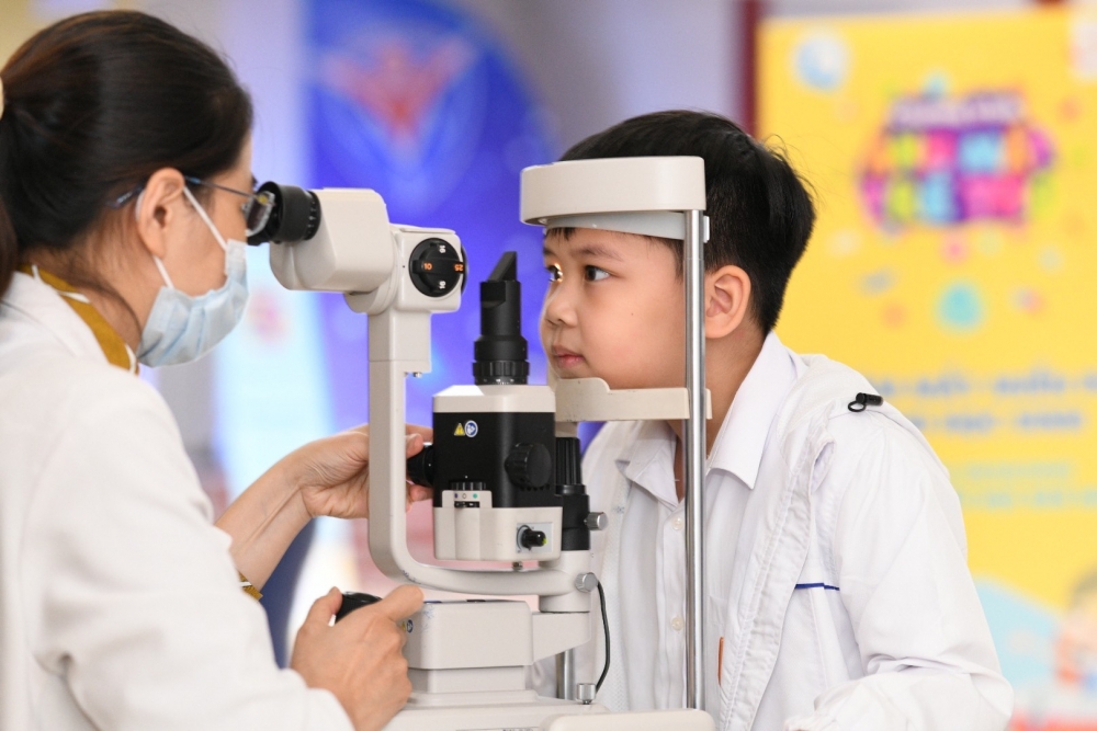Nhấn vào ảnh để phóng to Gần 7.000 học sinh tại 6 trường tiểu học được tư vấn, khám mắt miễn phí