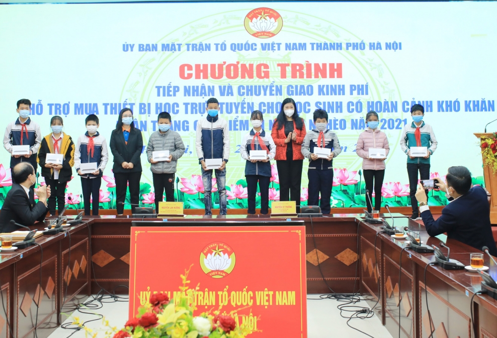 Hà Nội: Chuyển giao kinh phí “Sóng và máy tính cho em” hỗ trợ học sinh tại 7 huyện, thị xã