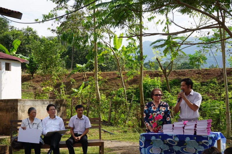 Tặng kinh phí kéo nước sinh hoạt về với thầy trò PTCS Tà Làng, Sơn La