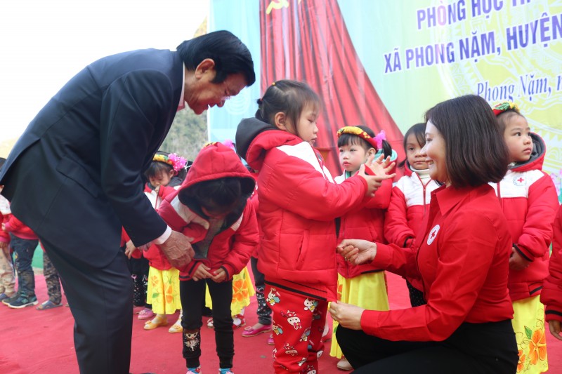 Trao tặng hơn 300 suất quà đến đồng bào nghèo tỉnh Cao Bằng