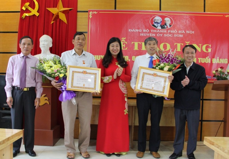 Trao tặng Huy hiệu Đảng tới đảng viên tiêu biểu huyện Sóc Sơn