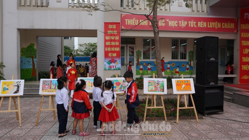 Ngành Giáo dục và Đào tạo quận Long Biên hưởng ứng Ngày Pháp luật Việt Nam