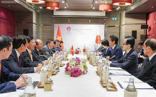 Thủ tướng Chính phủ Nguyễn Xuân Phúc gặp Thủ tướng Nhật Bản