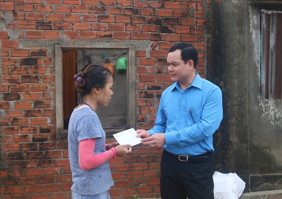 Tổng Liên đoàn Lao động Việt Nam trao 6,3 tỷ đồng hỗ trợ nhân dân vùng lũ miền Trung