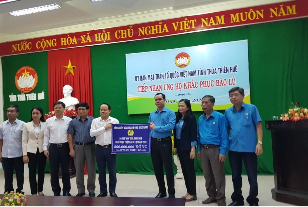 Tổng Liên đoàn Lao động Việt Nam trao 6,3 tỷ đồng hỗ trợ nhân dân vùng lũ miền Trung