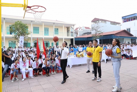 Sun Life Việt Nam trao tặng trụ bóng rổ tới 51 trường học trên cả nước