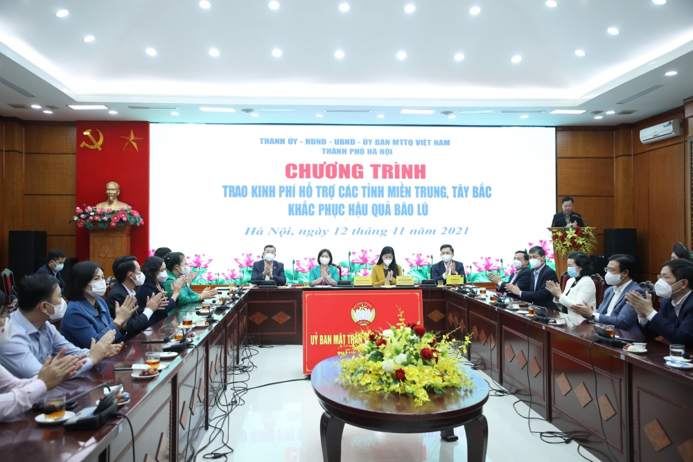 Hà Nội trao tặng 7 tỷ đồng hỗ trợ 7 tỉnh miền Trung và Tây Bắc khắc phục thiệt hại do mưa lũ