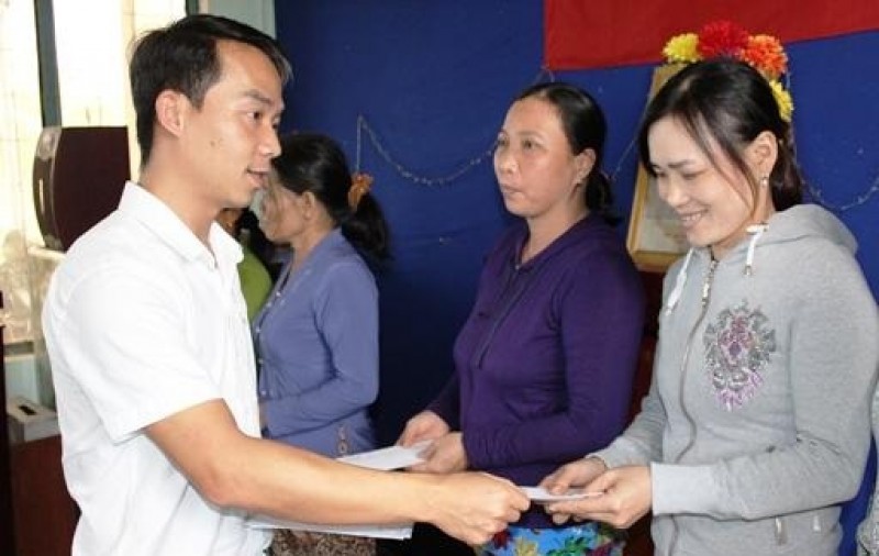 VIID trao quà hỗ trợ người dân bị thiệt hại do mưa lũ ở Quảng Ngãi