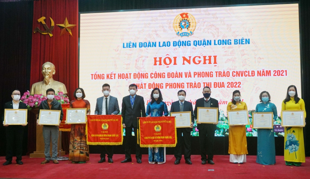 LĐLĐ quận Long Biên đón nhận Cờ thi đua xuất sắc của Ủy ban nhân dân Thành phố