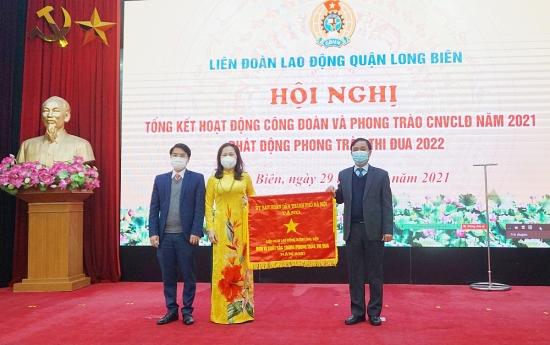 LĐLĐ quận Long Biên đón nhận Cờ thi đua xuất sắc của Ủy ban nhân dân Thành phố
