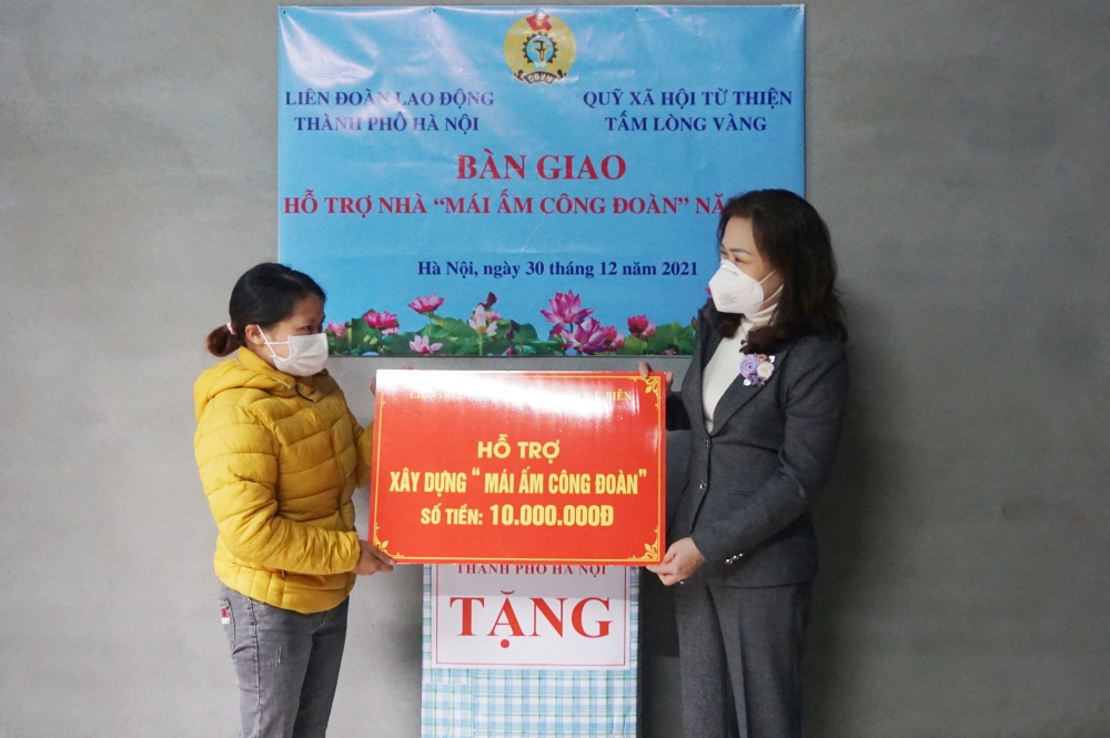 LĐLĐ quận Long Biên: Trao tặng kinh phí xây dựng Mái ấm công đoàn tới 2 đoàn viên