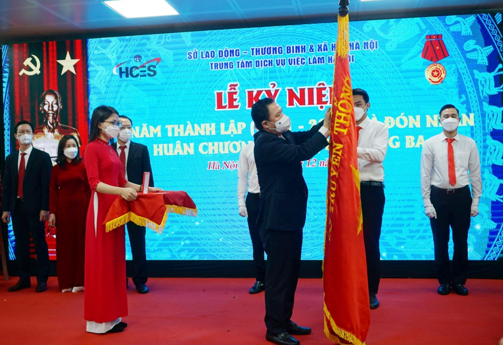 Trung tâm Dịch vụ việc làm Hà Nội vinh dự được tặng thưởng Huân chương Lao động hạng Ba