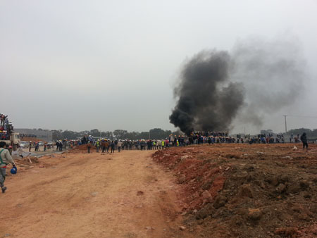 Hàng ngàn công nhân đốt xe máy (Ảnh: Như Quỳnh)