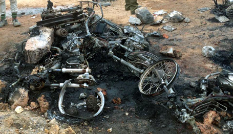 Nhiều xe máy bị đốt cháy.
