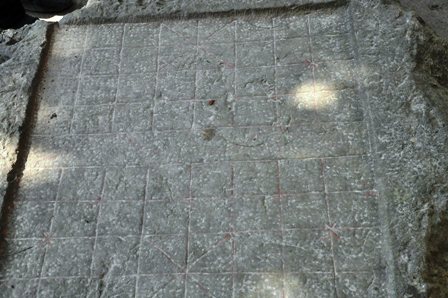 &nbsp;Bàn cờ nơi cửa hang.