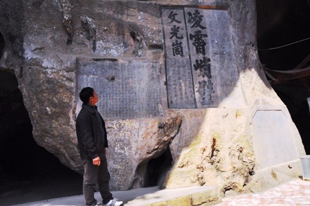 &nbsp;Trên vách đá còn lưu giữ rất nhiều bút tích thành văn hiếm hoi.