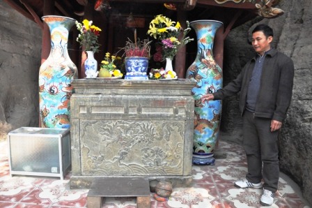 &nbsp;Bàn thờ bằng đá cũng có từ rất lâu đời và được chạm trỗ rất tinh xảo.