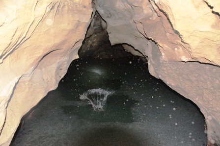 Nước ở dòng sông ngầm chảy trong núi Hang Chùa chưa bao giờ cạn.