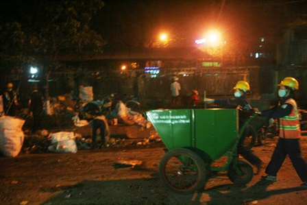 Lực lượng được huy động đến điểm dọn rác