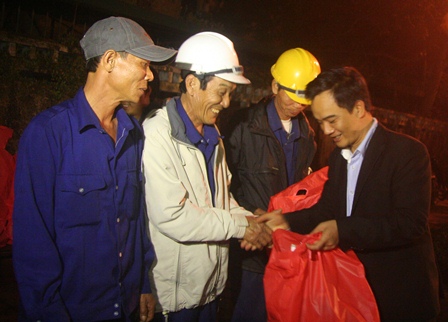 Công nhân của Công ty TNHH NN MTV Môi trường và Công trình đô thị Huế tất bật dọn rác đêm Giao thừa