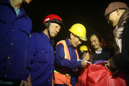 Đại đức Thích Vân Pháp, Trụ trì chùa Từ Vân (Huế) trao quà cho công nhân