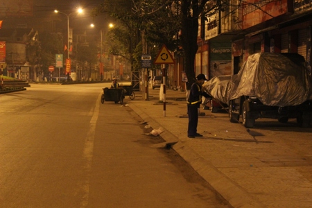 Công việc của họ phải làm vào ban đêm vất vả, để sáng ra mọi người được đi trên tuyến phố sạch sẽ