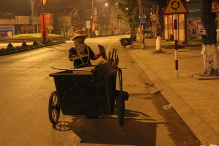 Công việc của họ phải làm vào ban đêm vất vả, để sáng ra mọi người được đi trên tuyến phố sạch sẽ