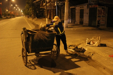 Theo chân những người “nhặt rác” đêm cuối năm