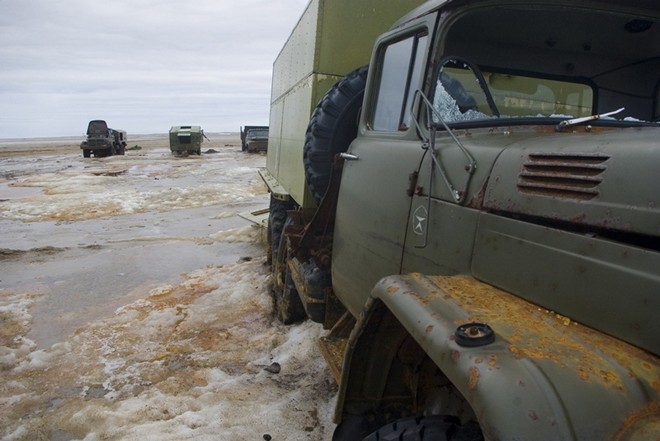 Băng tan ở Bắc Băng Dương, nhiều xe quân sự lộ diện